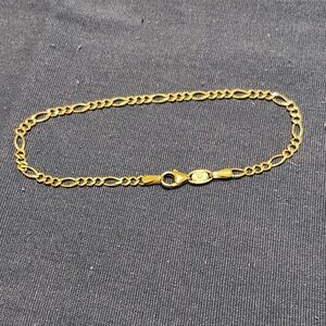 Elegant 14K Gold Figaro Chain Bracelet